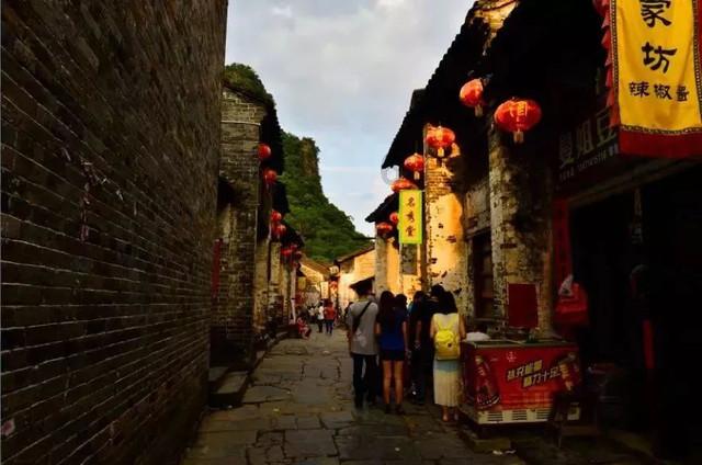 2年的等待换来8分钟的相聚,这对父女的故事,实在让人感动!